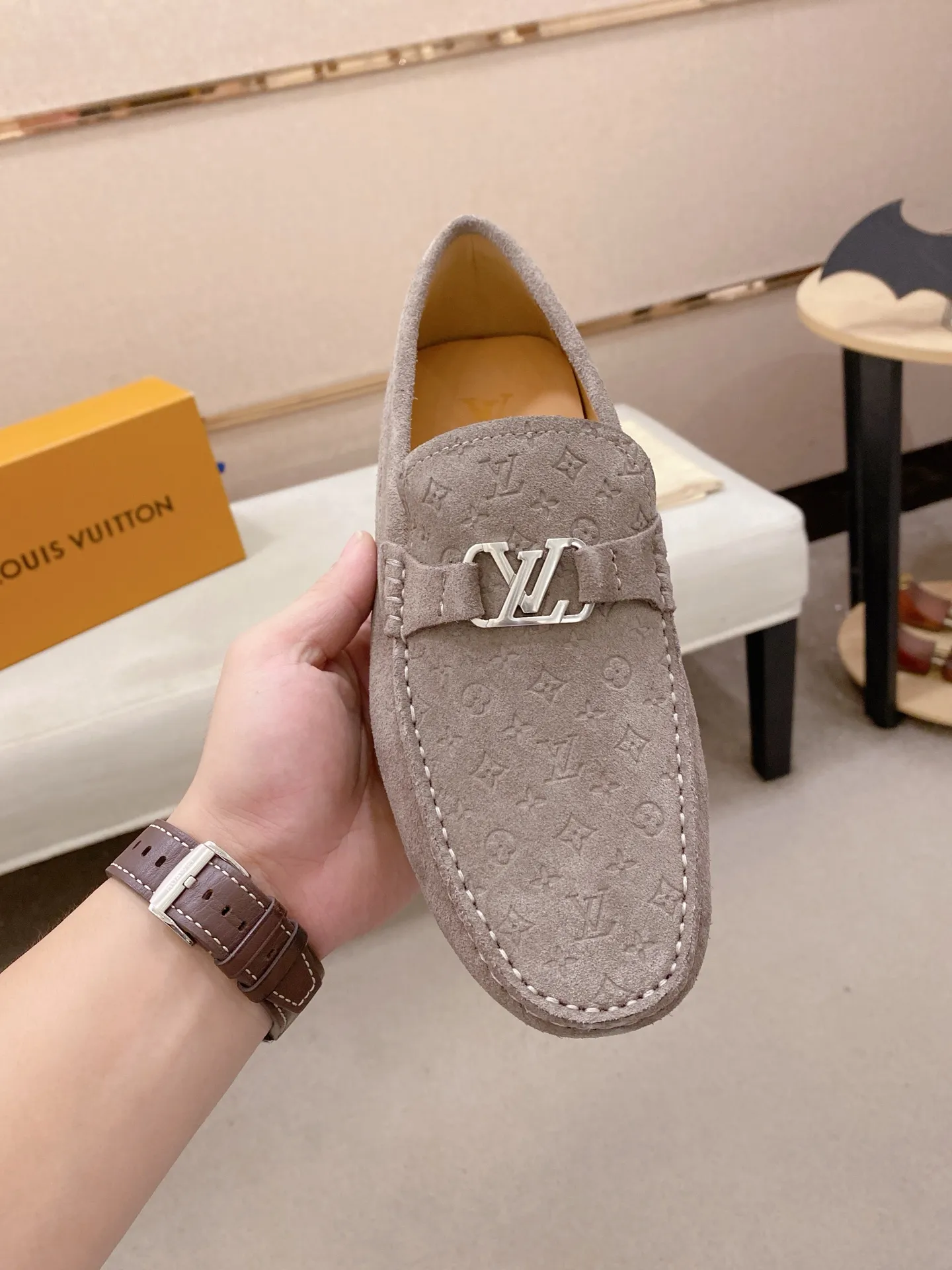 Factory price: 500💰High-end quality! LV 🆕🆕Exclusive hot-selling products in stock🔥🔥New products on the shelves, high-quality Ferragamo men's pea shoes, high-end casual driving shoes, with complete packaging! 💪 💪 Material: Imported suede cowhide 🐂 + Imported high-quality buffalo leather lining + wear-resistant outsole 👍🏻👍🏻 Features: High-end and comfortable, purely handmade 🚀 🚀 Create the perfect shoes that suit you best 🔥 🔥 Size: (38-44) 45 standard size can be customized!